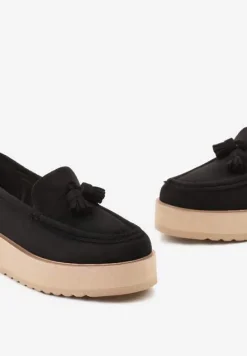 Czarne Półbuty na Niskiej Platformie z Przeszyciami i Ozdobnymi Chwostami Hiela