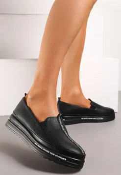 Czarne Półbuty na Niskiej Platformie z Napisem Rualla