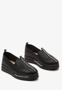 Czarne Półbuty na Niskiej Platformie z Napisem Rualla