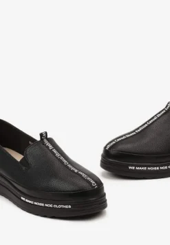 Czarne Półbuty na Niskiej Platformie z Napisem Rualla