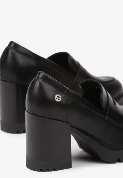 Czarne Półbuty na Platformie z Tłoczeniem i Słupku z Metaliczną Aplikacją Ravalisse