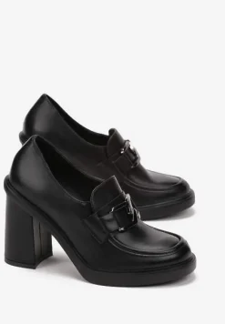 Czarne Półbuty na Słupku z Klamerką w Stylu Mokasynów Tiggi