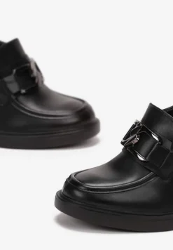 Czarne Półbuty na Słupku z Klamerką w Stylu Mokasynów Tiggi