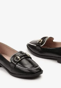 Czarne Półbuty w Stylu Loafersów z Perforacją Drobnymi Cyrkoniami i Klamrą Keryth