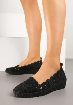 Czarne Półbuty z Ażurowymi Wycięciami na Koturnie Liselila