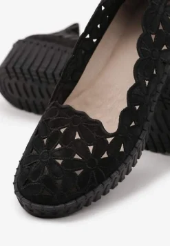 Czarne Półbuty z Ażurowymi Wycięciami na Koturnie Liselila