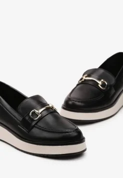 Czarne Półbuty z Imitacji Skóry na Niskiej Platformie z Metaliczną Klamrą Cerulia