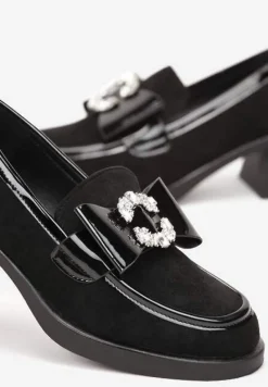 Czarne Półbuty z Imitacji Zamszu na Niskim Słupkowym Obcasie z Cyrkoniami Artethea