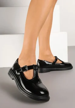 Czarne Półbuty z Lakierowanym Wykończeniem Zapinane na Sprzączkę Avatria