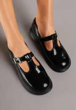 Czarne Półbuty z Lakierowanym Wykończeniem Zapinane na Sprzączkę Avatria