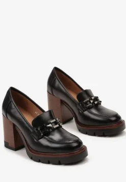 Czarne Półbuty z Wkładką z Naturalnej Skóry na Platformie i Słupku Ozdobione Metalową Aplikacją Wolfa