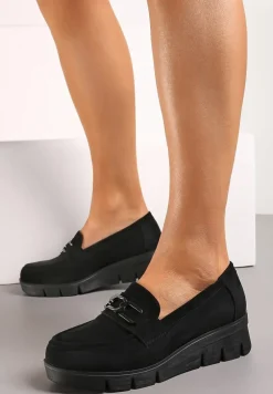 Czarne Półbuty ze Skórzaną Wkładką na Niskim Koturnie z Metalową Ozdobą Garnissa