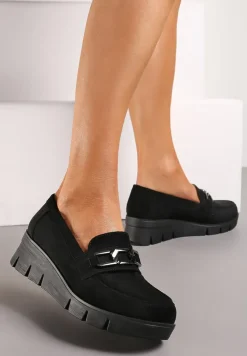 Czarne Półbuty ze Skórzaną Wkładką na Niskim Koturnie z Metalową Ozdobą Garnissa