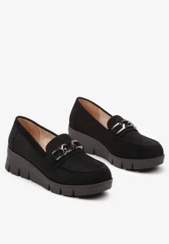 Czarne Półbuty ze Skórzaną Wkładką na Niskim Koturnie z Metalową Ozdobą Garnissa