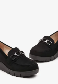 Czarne Półbuty ze Skórzaną Wkładką na Niskim Koturnie z Metalową Ozdobą Garnissa