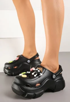 Czarne Piankowe Klapki na Platformie z Uroczymi Przypinkami Osallie