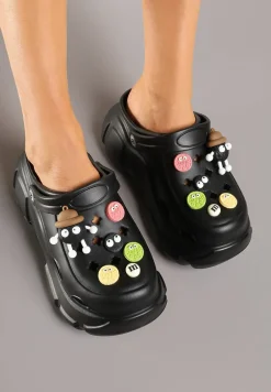 Czarne Piankowe Klapki na Platformie z Uroczymi Przypinkami Osallie