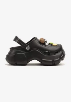 Czarne Piankowe Klapki na Platformie z Uroczymi Przypinkami Osallie