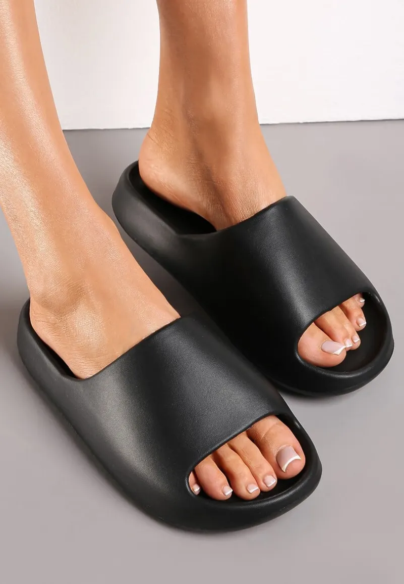 Czarne Piankowe Klapki z Grubą Podeszwą i Szerokim Paskiem Zamila