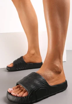 Czarne Piankowe Klapki z Ozdobnym Tłoczeniem Eupnia