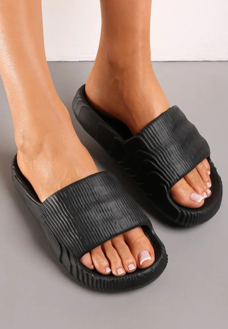 Czarne Piankowe Klapki z Ozdobnym Tłoczeniem Eupnia