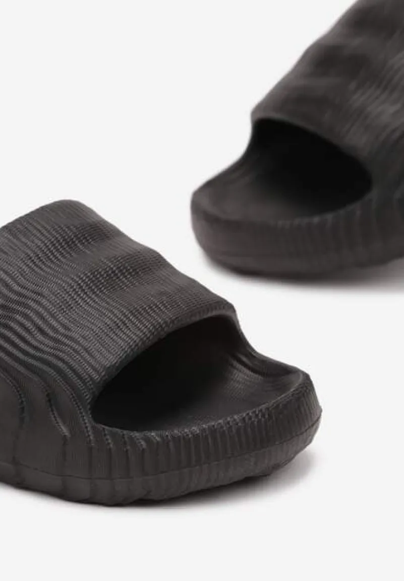 Czarne Piankowe Klapki z Ozdobnym Tłoczeniem Eupnia