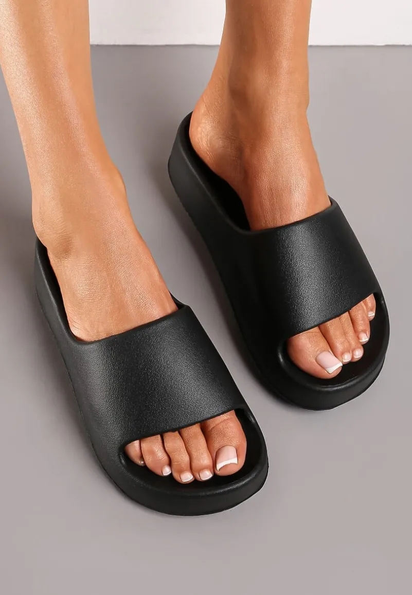 Czarne Piankowe Klapki z Platformą i Szerokim Paskiem Amarantia