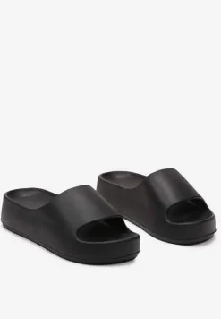 Czarne Piankowe Klapki z Platformą i Szerokim Paskiem Amarantia