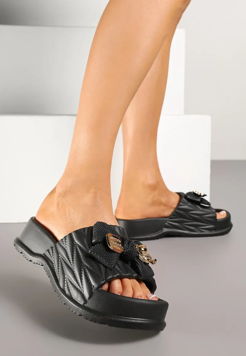 Czarne Piankowe Klapki Zdobione Aplikacją z Kokardą i Tłoczeniem Nanarosa