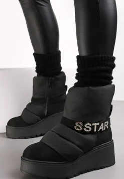 Czarne Pikowane Śniegowce na Platformie z Ozdobnym Paskiem i Metalicznym Napisem Sarva