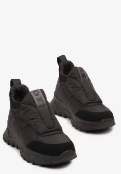 Czarne Pikowane Sneakersy na Platformie Ozdobione Napisem Resilie