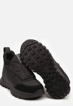 Czarne Pikowane Sneakersy na Platformie Ozdobione Napisem Resilie