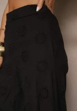 Czarne Proste Spodnie z Bawełny z Haftem i Ażurowymi Zdobieniami Tolazia