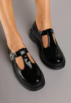 Czarne Retro Półbuty z Lakierowanym Połyskiem Zapinane na Klamerkę Vortelia