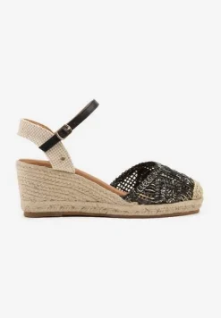 Czarne Sandały Boho z Ażurową Cholewką na Plecionym Koturnie Tenavinea