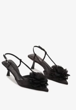Czarne Sandały Kaczuszki Ozdobione Kwiatową Aplikacją 3D Yarivia