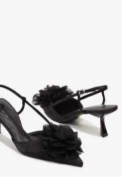 Czarne Sandały Kaczuszki Ozdobione Kwiatową Aplikacją 3D Yarivia