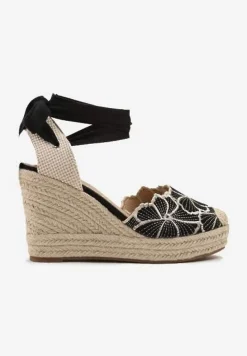 Czarne Sandały na Koturnie z Plecionki z Haftem i Ozdobnym Wiązaniem Mevolina