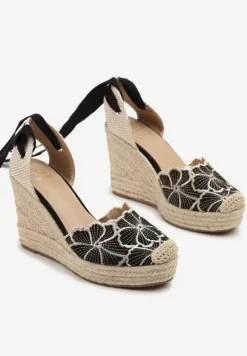 Czarne Sandały na Koturnie z Plecionki z Haftem i Ozdobnym Wiązaniem Mevolina