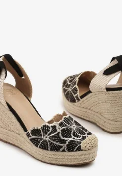 Czarne Sandały na Koturnie z Plecionki z Haftem i Ozdobnym Wiązaniem Mevolina