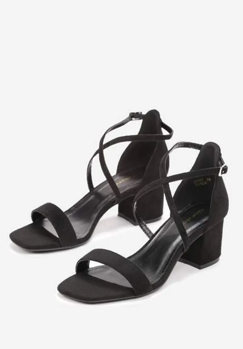 Czarne Sandały na Słupkowym Obcasie z Cienkim Paskiem ze Sprzączką Ferrisa