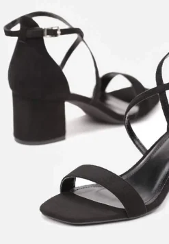 Czarne Sandały na Słupkowym Obcasie z Cienkim Paskiem ze Sprzączką Ferrisa