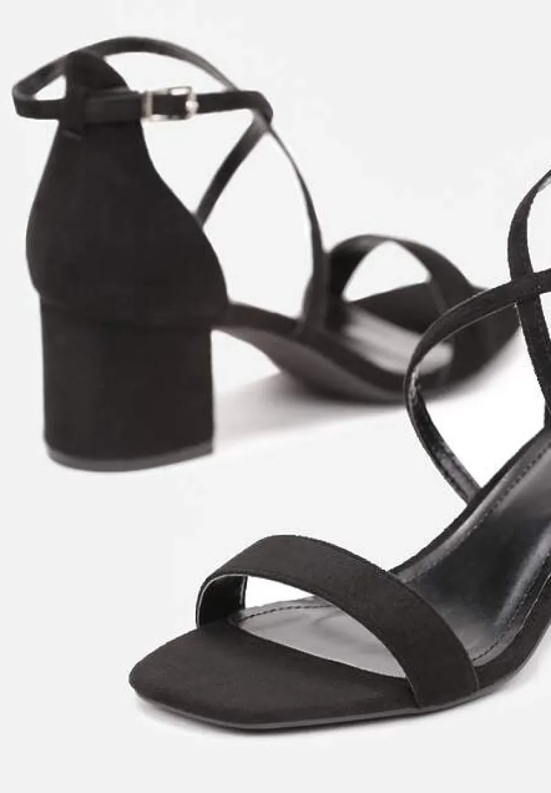 Czarne Sandały na Słupkowym Obcasie z Cienkim Paskiem ze Sprzączką Ferrisa