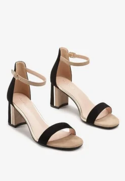 Czarne Sandały na Słupku Ozdobione Metalicznymi Aplikacjami Inarisa