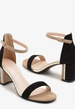 Czarne Sandały na Słupku Ozdobione Metalicznymi Aplikacjami Inarisa