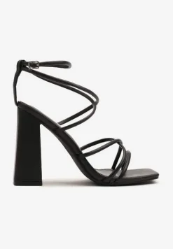 Czarne Sandały na Słupku Ozdobione Kwadratowym Noskiem Nilusca