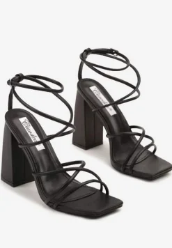 Czarne Sandały na Słupku Ozdobione Kwadratowym Noskiem Nilusca
