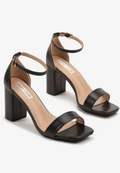 Czarne Sandały na Słupku Ozdobione Kwadratowym Noskiem Boroti
