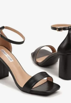 Czarne Sandały na Słupku Ozdobione Kwadratowym Noskiem Boroti