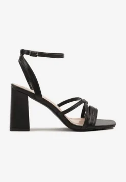 Czarne Sandały na Słupku Ozdobione Paskami Doroti